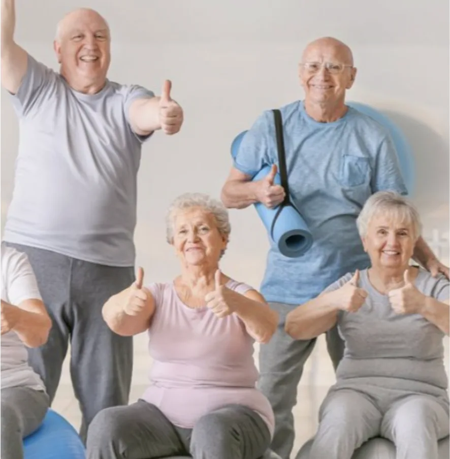 Pessoas idosas ativas e sorridentes após uma sessão de exercício — a prática regular de atividade física preserva massa e força muscular e previne a sarcopenia