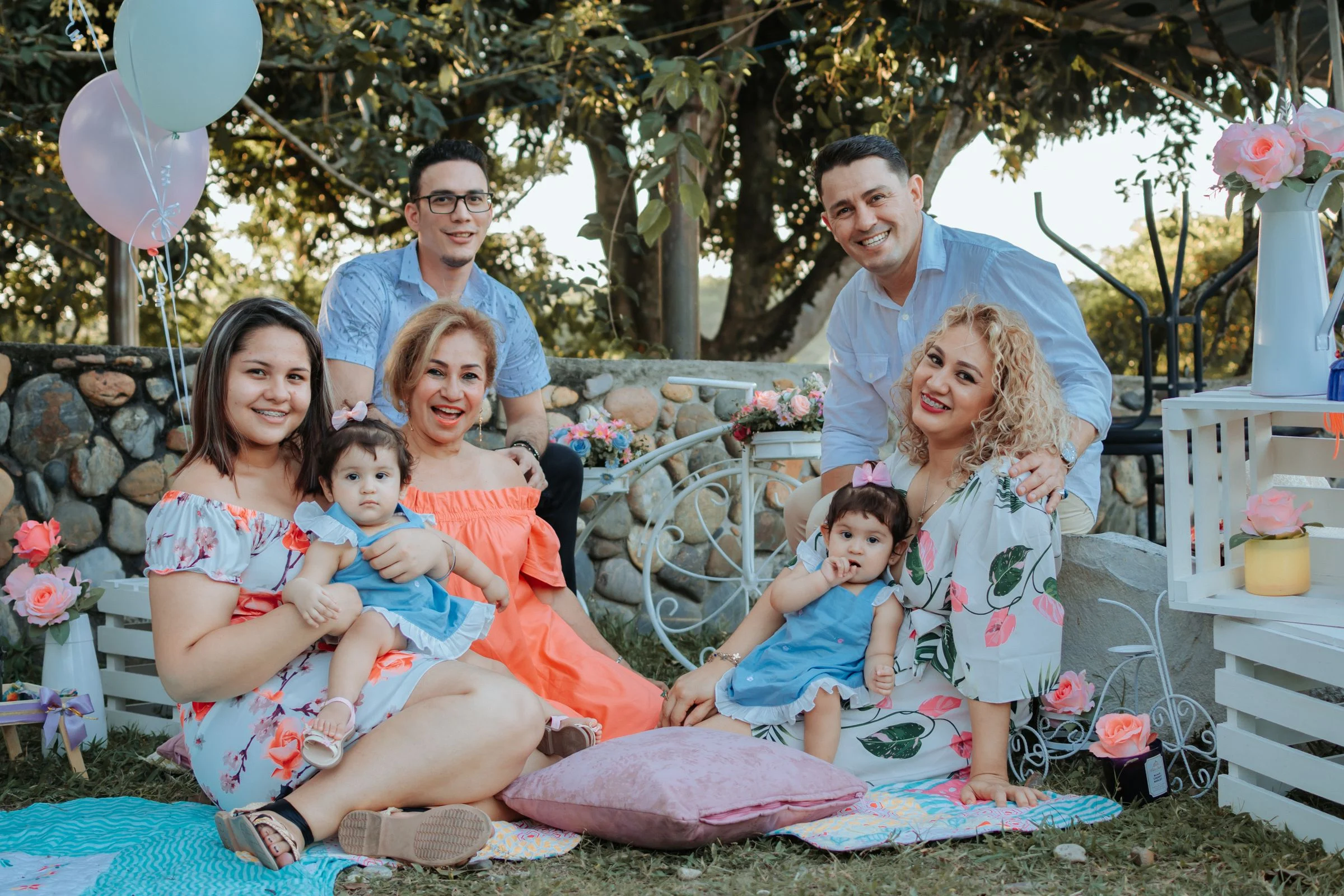 Família reunida ao ar livre com integrantes de várias gerações, de avós a netos